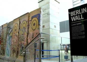 berlin duvari ajan bizim