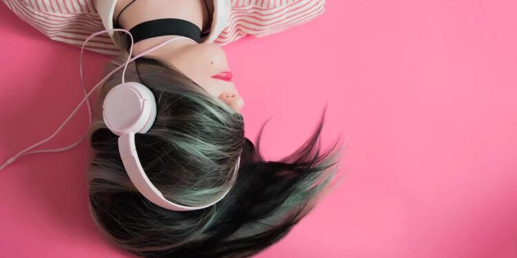 muzik kulaklik kiz pixabay