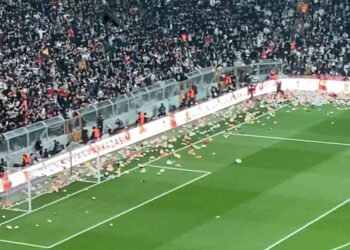 Önce Fenerbahçe, ardından Beşiktaş tribünleri “Hükümet istifa” sloganıyla inledi