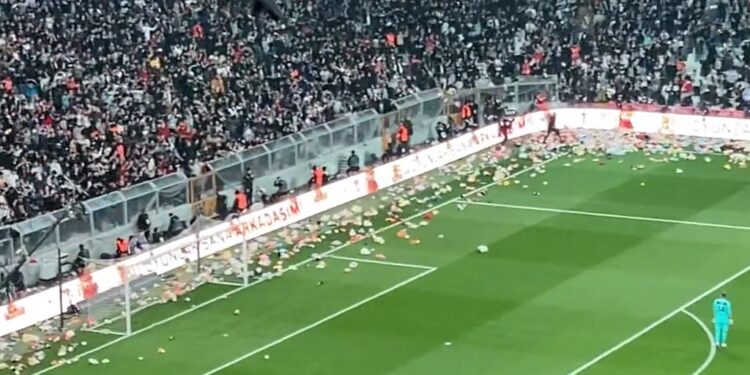 Önce Fenerbahçe, ardından Beşiktaş tribünleri “Hükümet istifa” sloganıyla inledi
