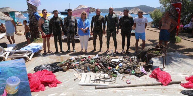 Türkbükü koyundan 200 kilo katı atık çıktı