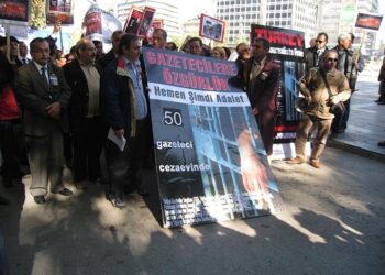 Gazetecilere Özgürlük İçin Ayağa Kalkıyoruz