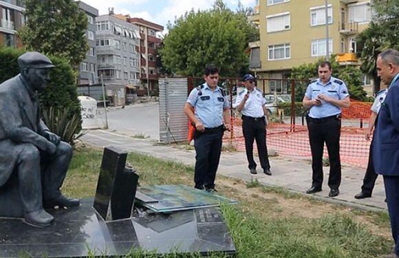 Fikret Muallâ’nın heykeli tahrip edildi