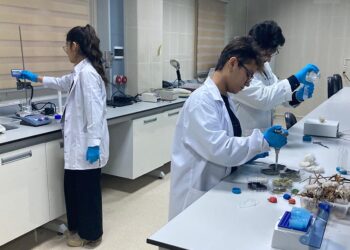 Girişimci kızlar doğada çözülebilen plastik üretecekler