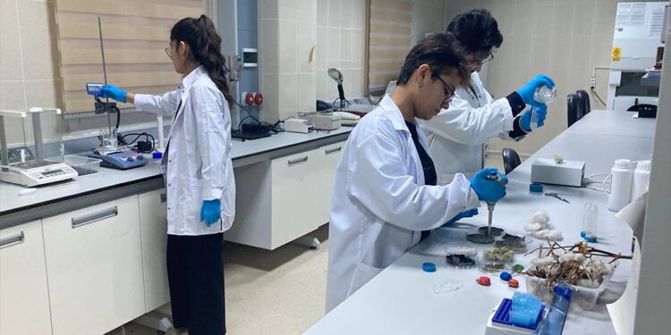 Girişimci kızlar doğada çözülebilen plastik üretecekler