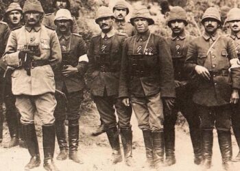Mustafa Kemal ve subaylar Çanakkale'de