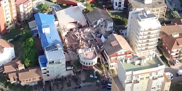 Arjantin’de on katlı otel çöktü: 1 kişi öldü, kayıplar var