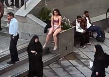 İran’da kadın öğrenci soyunarak güvenlik güçlerini protesto etti
