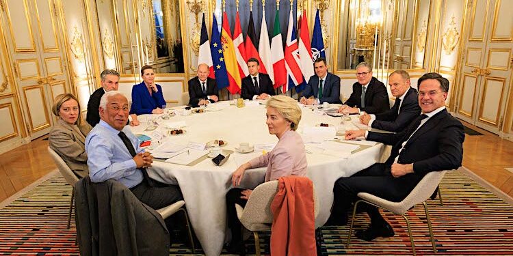 Avrupalı liderler ‘acil görüşme’ için Paris’te bir araya geldi