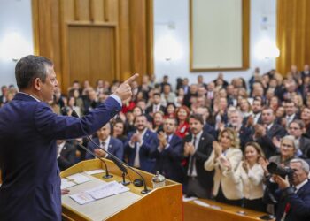Özgür Özel: ‘Türkiye’de yaşanan ve yaşatılan süreç, bir sivil darbe girişimidir’