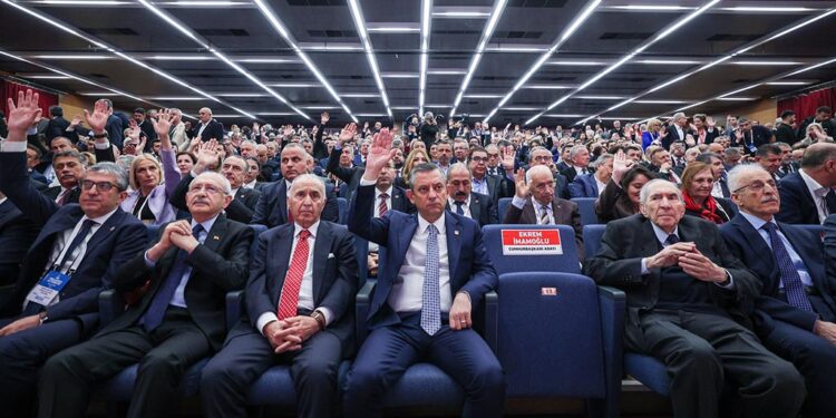 CHP olağanüstü kurultayı: Özgür Özel yeniden seçildi