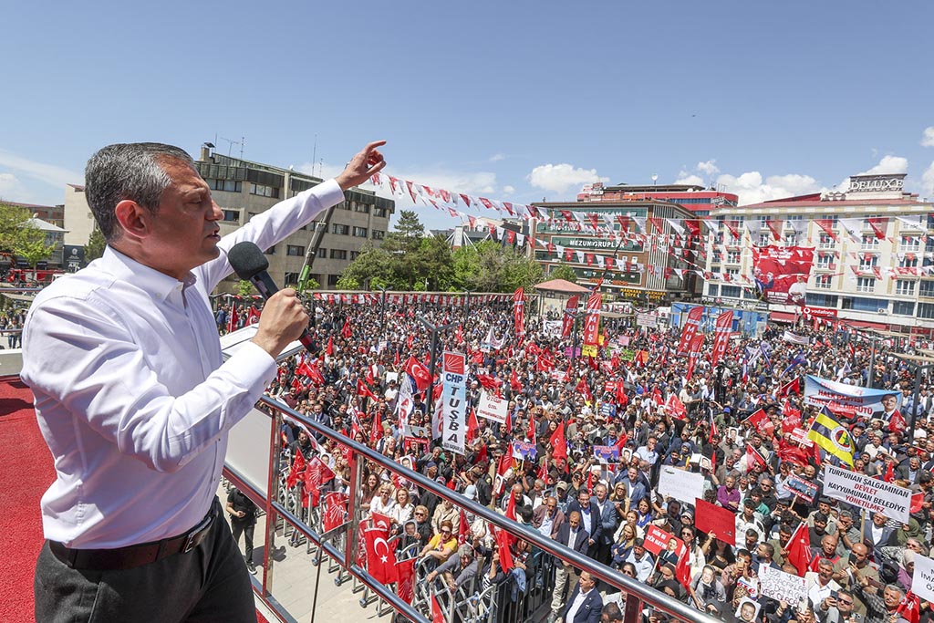Özgür Özel: “Bu mücadele demokrasi mücadelesidir” Özgür Özel: “Bu mücadele demokrasi mücadelesidir”