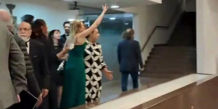 TRT spikeri ödül alan yönetmenin sözünü kesti, bozkurt işareti yapıp hakaret etti