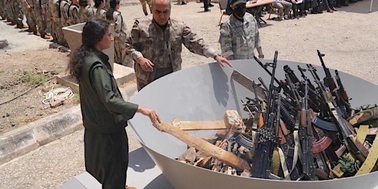 Terör örgütü PKK’dan silah bırakma töreni